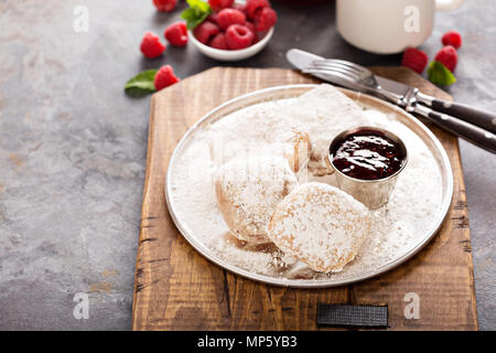 Beignets mit himbeermarmelade Stockfoto