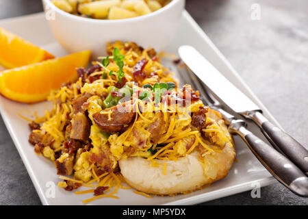 Frühstück Brötchen mit Rührei Stockfoto