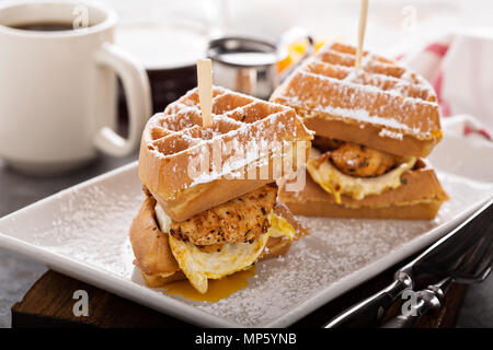 Waffeleisen, Spiegelei und Fisch Sandwich Stockfoto