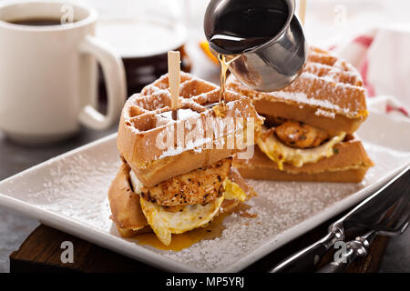 Waffeleisen, Spiegelei und Fisch Sandwich Stockfoto