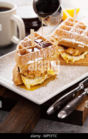 Waffeleisen, Spiegelei und Fisch Sandwich Stockfoto