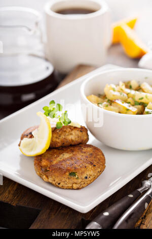 Krabbenkuchen mit Kartoffeln Stockfoto