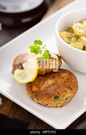 Krabbenkuchen mit Kartoffeln Stockfoto