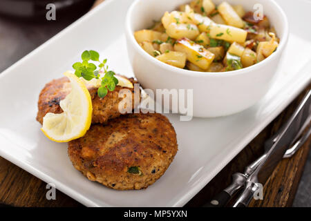 Krabbenkuchen mit Kartoffeln Stockfoto