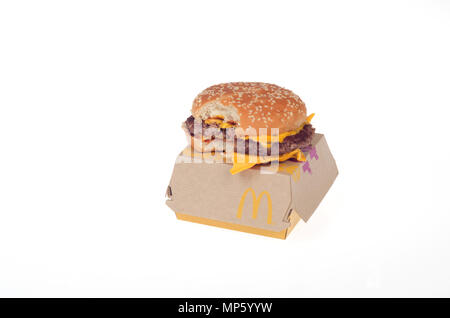 McDonald's Neues frisches Rindfleisch Viertelpounder mit Käse mit Bissen von Burger genommen Stockfoto