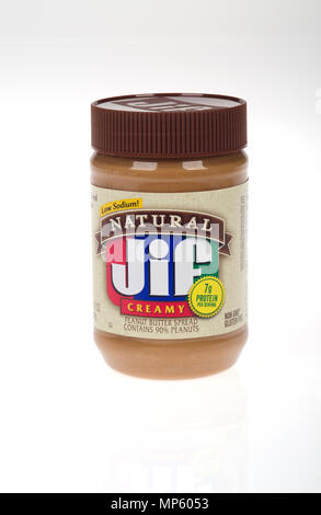 Glas jif-natürlichen cremigen Erdnussbutter auf weißem Hintergrund. Jif wird von J M Smucker Company Stockfoto