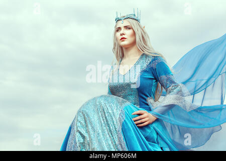 Porträt einer wunderschönen jungen Frau elf in einem blauen Kleid. Stockfoto