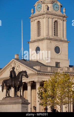 Reiterstandbild von König George IV unter der Kirche von St. Martin-in-the-Fields, London, England, Großbritannien Stockfoto