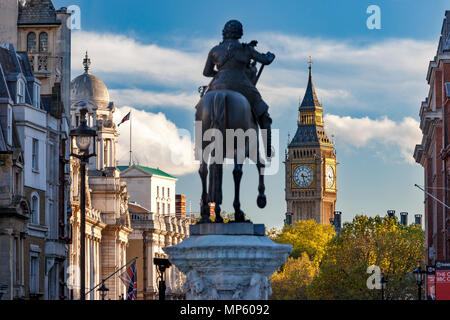 Die Statue von König Karl I. und Ansicht des Trafalgar Square, Whitehall in Richtung Big Ben, London, England, Grossbritannien Stockfoto