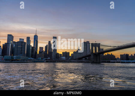 New York Skyline bei Sonnenuntergang Stockfoto