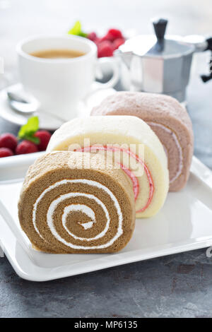 Vielzahl von Kuchen Brötchen mit Kaffee Stockfoto