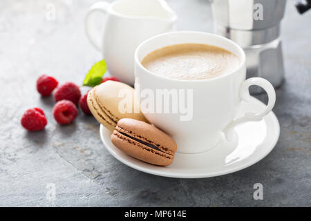 Eine Tasse Espresso mit Macarons Stockfoto