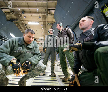 Us Air Force Chief Master Sgt. Steve Nichols, 60th Air Mobility Wing command Chief, Links, hilft, ein Humvee während der Arbeiten mit Flieger Programm, 7. April 2017 binden. Das Programm sieht die Führung der Interaktion mit Fliegern eine detaillierte Ansicht der Mission bei Travis durchgeführt. Stockfoto