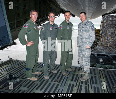 Von links, US Air Force Colonel John Klein, Senior Airman Edward Eva, Flieger 1. Klasse Aaron Walker, und Chief Master Sgt. Steve Nichols, posieren für ein Stockfoto