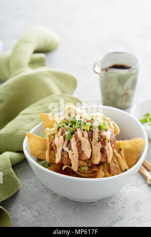 Poke Schüssel mit fried Wan-Tan-Wrapper Stockfoto