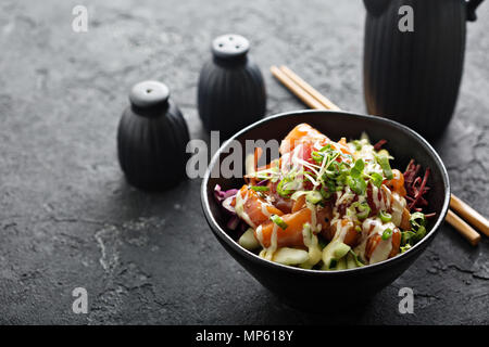 Poke Schüssel mit Lachs und Gemüse Stockfoto