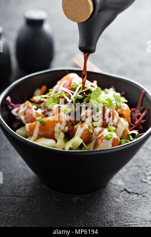 Poke Schüssel mit Lachs und Gemüse Stockfoto