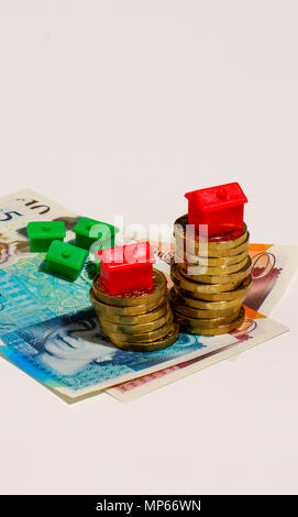 Finanzkonzept Bilder, Großbritannien GBP und Monopol, Häuser Stockfoto