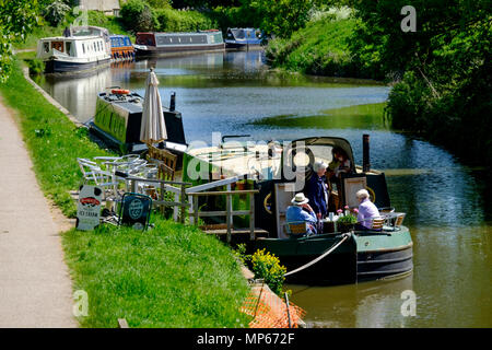 Entlang der Kennet und Avon Canal an Bathampton in der Nähe von Bath somerset England UK. In der Nähe der George Inn Stockfoto