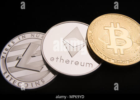 Bestand an materiellen Bitcoins, Btc, bitcoin, des Astraleums, litecoins, Gold und Silber Münzen, cryptocurrency Konzept Stockfoto