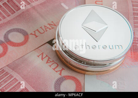 Stapel von physischen Bitcoins, Btc, bitcoin, des Astraleums, litecoins, Welligkeit Gold- und Silbermünzen, cryptocurrency Konzept Stockfoto