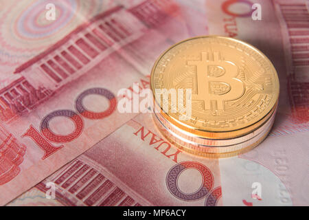 Stapel von physischen Bitcoins, Btc, bitcoin, des Astraleums, litecoins, Welligkeit Gold- und Silbermünzen, cryptocurrency Konzept Stockfoto