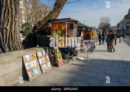 Paris, Frankreich: Februar 11, 2018: Touristen entlang des historischen bookstalls entlang 3 km von den Ufern der Seine. Gebrauchte Bücher haben Stockfoto