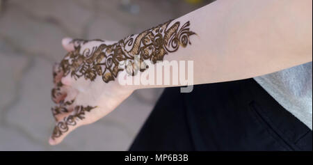 Kunst und Vielfalt. Eine Nahaufnahme der Hand einer Frau mit mehndi Design, durch eine Henna artist an Shilparamam Kunst & Handwerk Dorf, Hyderabad, Indien angewendet. Stockfoto