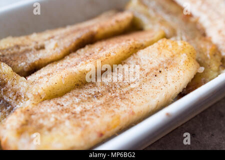 Hausgemachte Sautierte Bananen mit Zimt Pulver. Ökologische Lebensmittel. Stockfoto