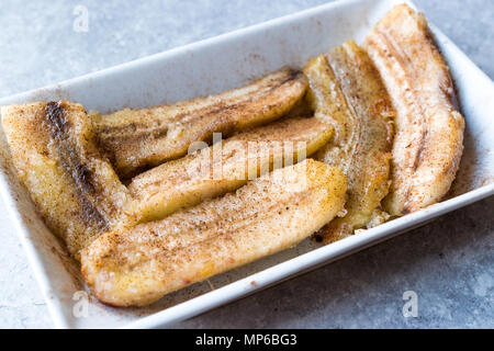 Hausgemachte Sautierte Bananen mit Zimt Pulver. Ökologische Lebensmittel. Stockfoto