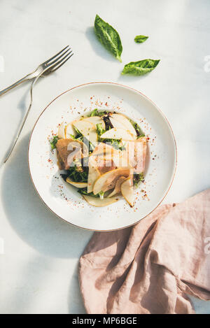 Türkei Sommer Salat mit geräuchertem Schinken und Birne, weißer Hintergrund Stockfoto