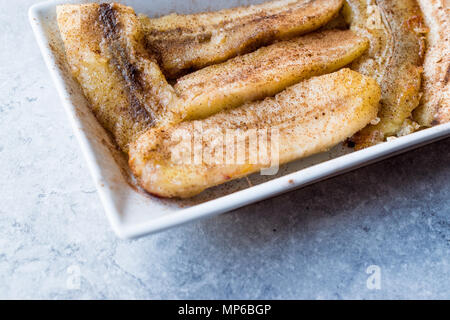 Hausgemachte Sautierte Bananen mit Zimt Pulver. Ökologische Lebensmittel. Stockfoto