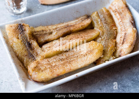 Hausgemachte Sautierte Bananen mit Zimt Pulver. Ökologische Lebensmittel. Stockfoto