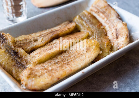 Hausgemachte Sautierte Bananen mit Zimt Pulver. Ökologische Lebensmittel. Stockfoto