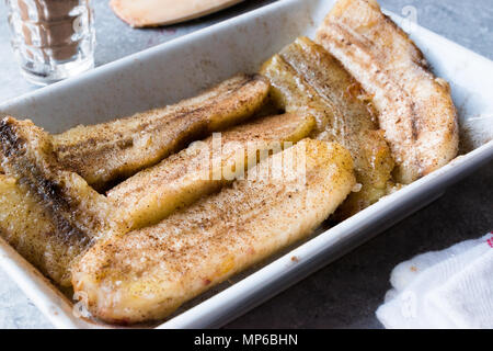 Hausgemachte Sautierte Bananen mit Zimt Pulver. Ökologische Lebensmittel. Stockfoto