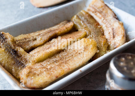 Hausgemachte Sautierte Bananen mit Zimt Pulver. Ökologische Lebensmittel. Stockfoto