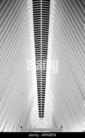 New York City, NY-Julyl 14, 2017: Die abstrakte Architektur von Oculus, ein architektonisches Wunderwerk von Santiago Calatrava in New York City, NY am 14. Juli, Stockfoto
