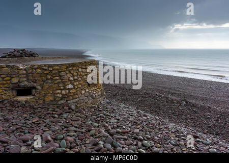 Ein Weltkrieg zwei Bunker beach Verteidigung auf Bossington Strand mit Blick auf den Kanal von Bristol in der Nähe von Porlock, Somerset, England. Stockfoto