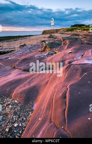 Der Leuchtturm am Schwarzen Nore mit Blick auf den Severn Estuary. Portishead, North Somerset, England. Stockfoto