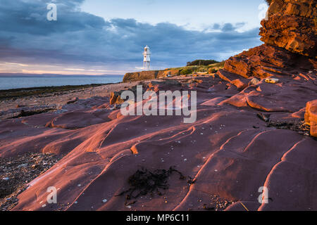 Der Leuchtturm am Schwarzen Nore mit Blick auf den Severn Estuary. Portishead, North Somerset, England. Stockfoto