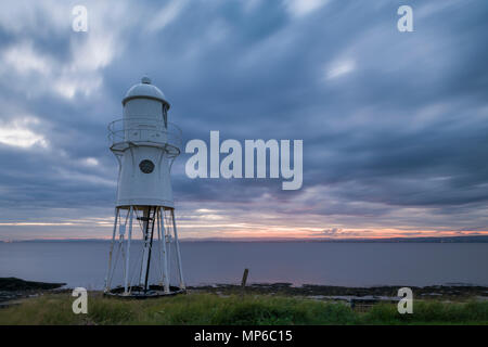 Der Leuchtturm am Schwarzen Nore mit Blick auf den Severn Estuary. Portishead, North Somerset, England. Stockfoto