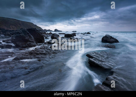 Die felsigen Ufer am Welcombe Mund auf dem Heritage Coast North Devon, England. Stockfoto