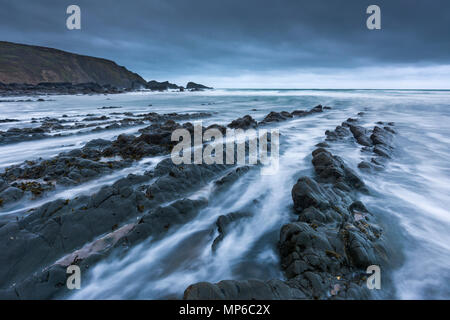 Die felsigen Ufer am Welcombe Mund auf dem Heritage Coast North Devon, England. Stockfoto