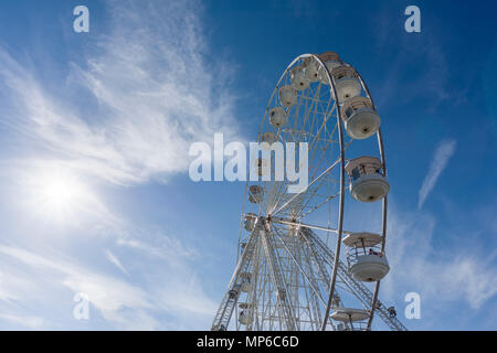 Ein Riesenrad, oder Big Wheel, bei einer Messe vor blauem Himmel. Stockfoto