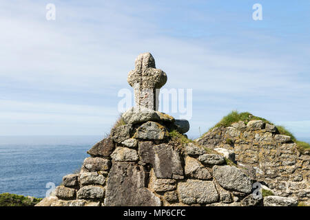 Steinerne Kreuz auf den Ruinen von St Helen's Oratory, Cape Cornwall, UK. Stockfoto