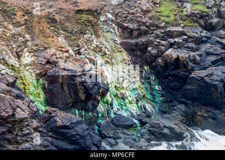 Kupfer Bloom Flecken verursacht durch Kupfer Einlagen Auslaugen aus dem Geevor Mine in der Nähe von St nur an der Süd West Küste von Cornwall, Großbritannien Stockfoto