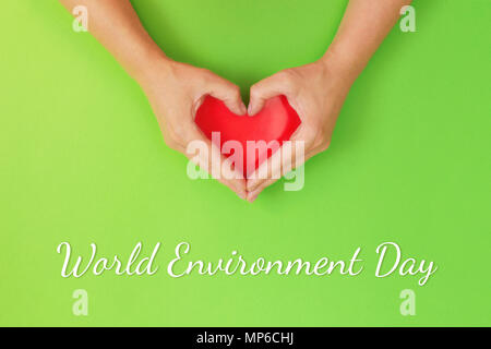 World Environment Day Karte mit Händen in Form von Herzen auf grünem Hintergrund. Stockfoto