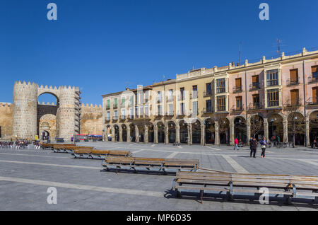 Bänke und Häuser auf der Teresa von Avila, Spanien Stockfoto