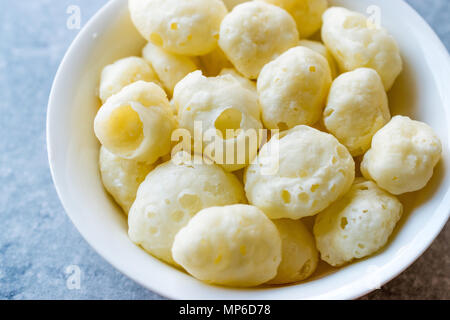 Organische gebackenen Käse Ball Chips in der Schüssel. Fast Food. Stockfoto