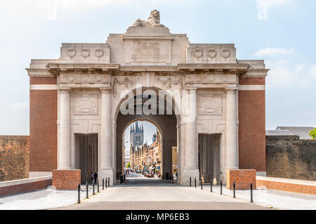 Menin Gate bei Ypern Belgien Frontansicht mit Tuchhallen im Hintergrund Stockfoto